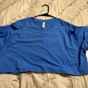 Lululemon all yours crop tee, wordmark. Blue Nile, size 10. NWT